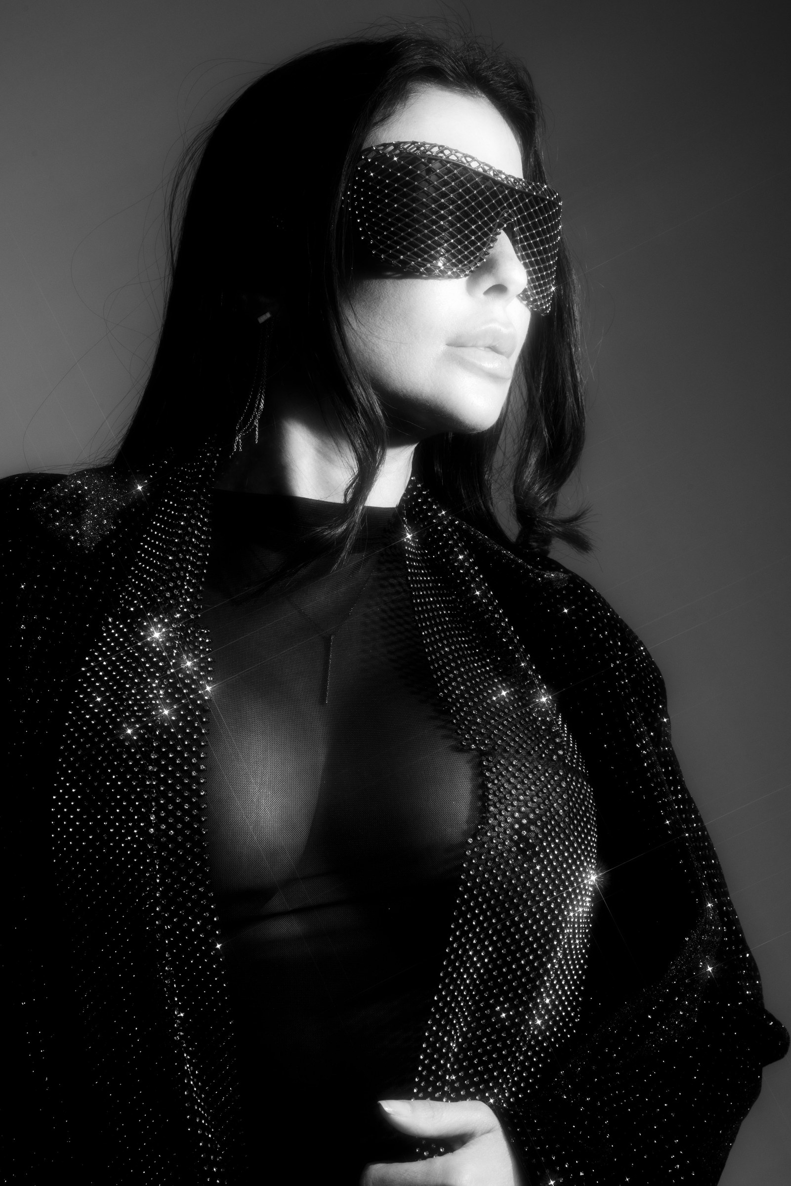 Shana Mak en studio, masque de strass et veste scintillante