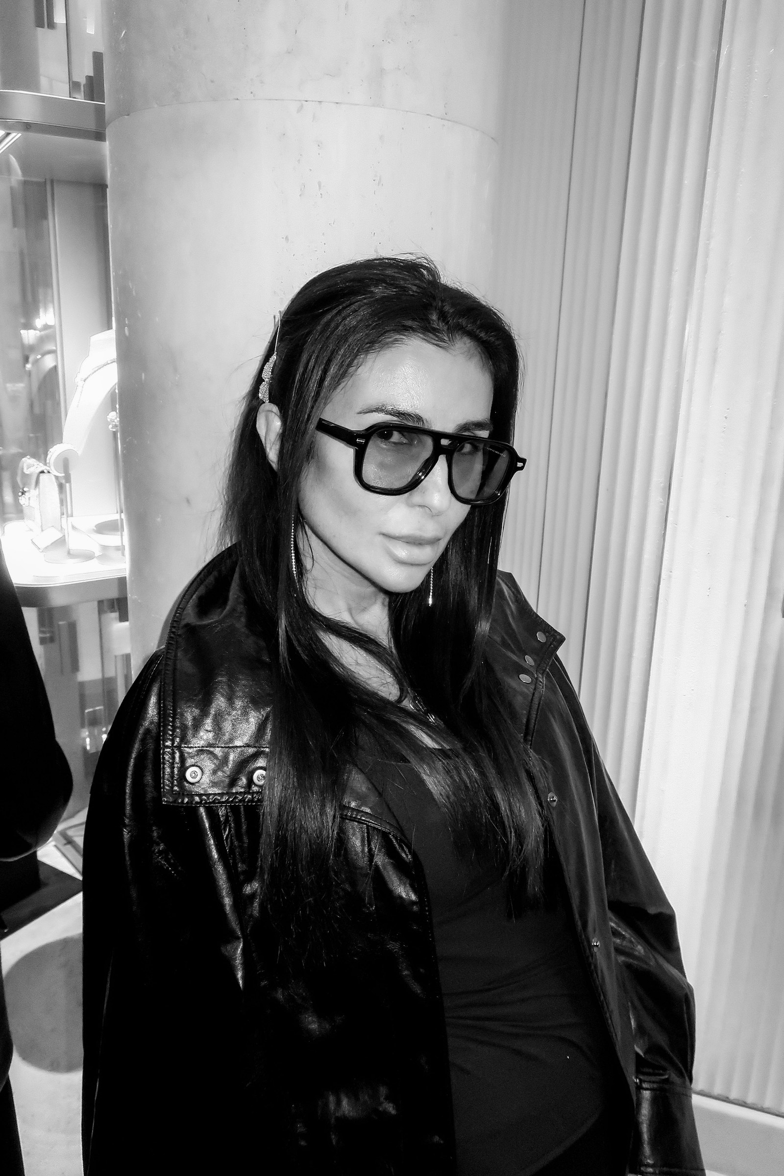 Shana Mak en blouson de cuir devant une vitrine